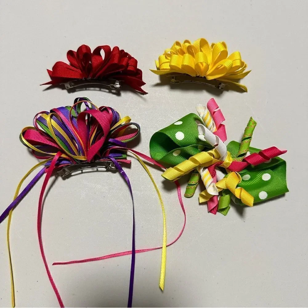 4 curly bows.